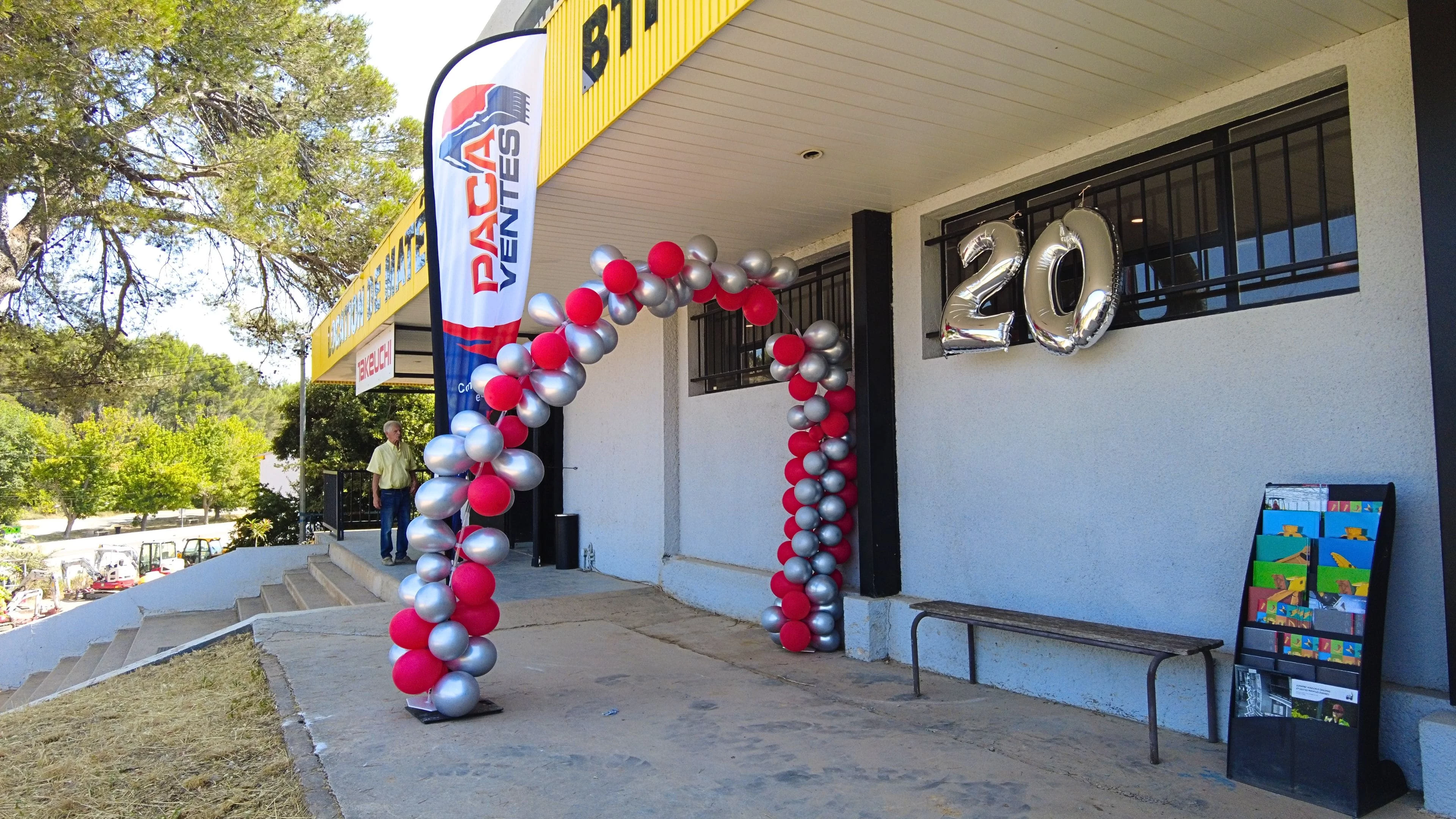 Arche de ballon aux couleurs de PACA Ventes à l'entrée de l'agence et ballons 20 marquant nos 20 ans d'existence