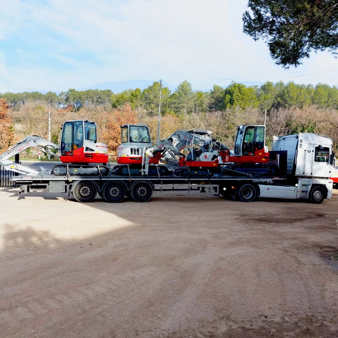 Camion de livraison arrivant sur notre parc avec du matériels neufs Takeuchi