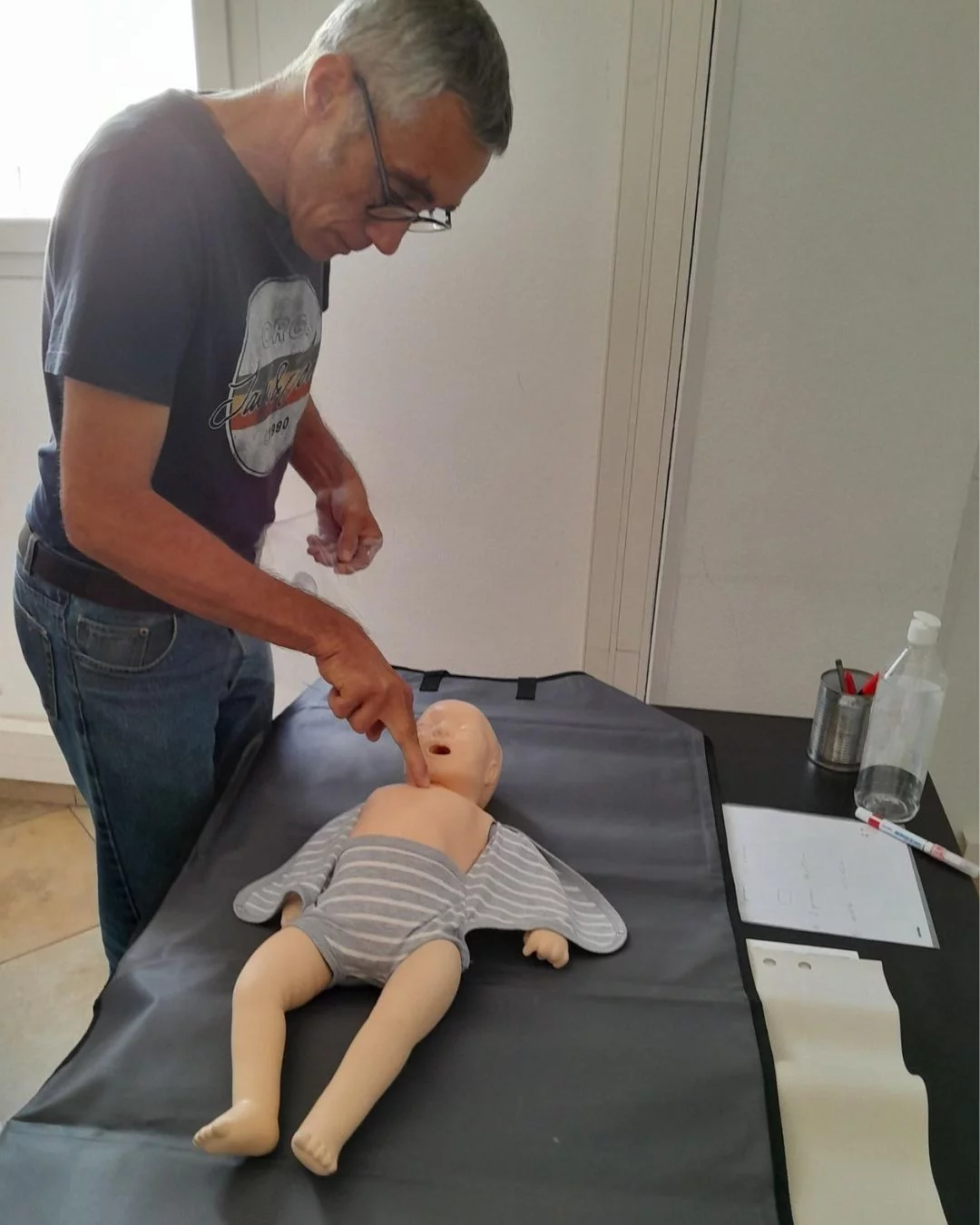 Initiation aux gestes de premiers secours pour notre collaborateur : massage cardiaque sur nourrisson