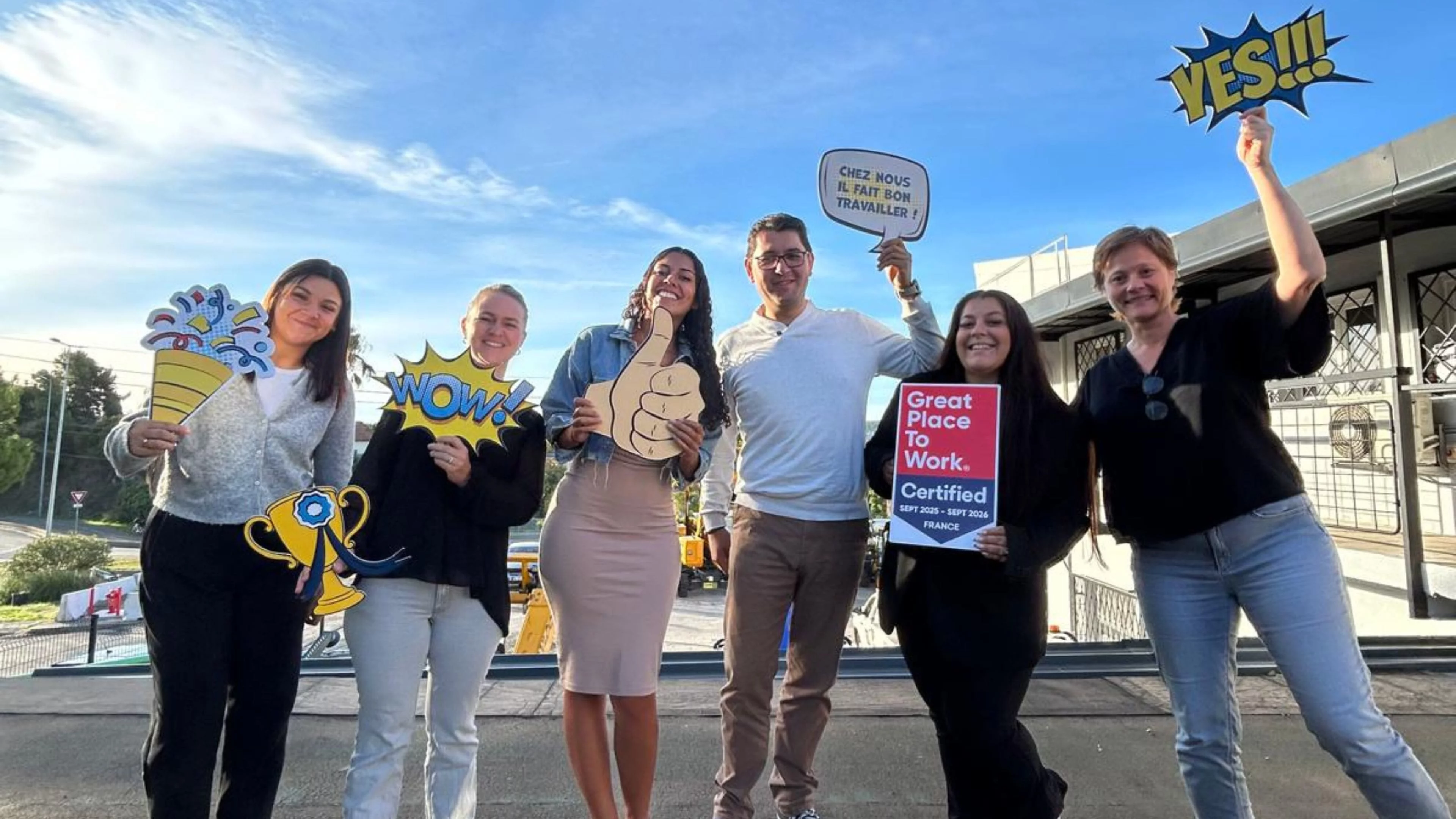 Notre équipe PACA Ventes de Toulon, posant fièrement avec les pancartes de la certification Great Place To Work®