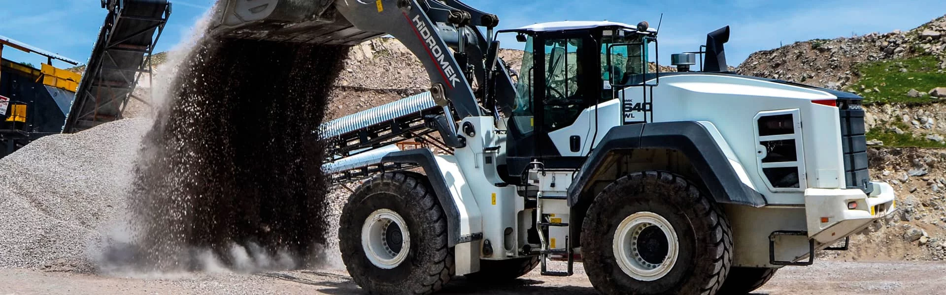 Chargeuse sur pneus de chez Hidromek, modèle HMK 640 WL en action