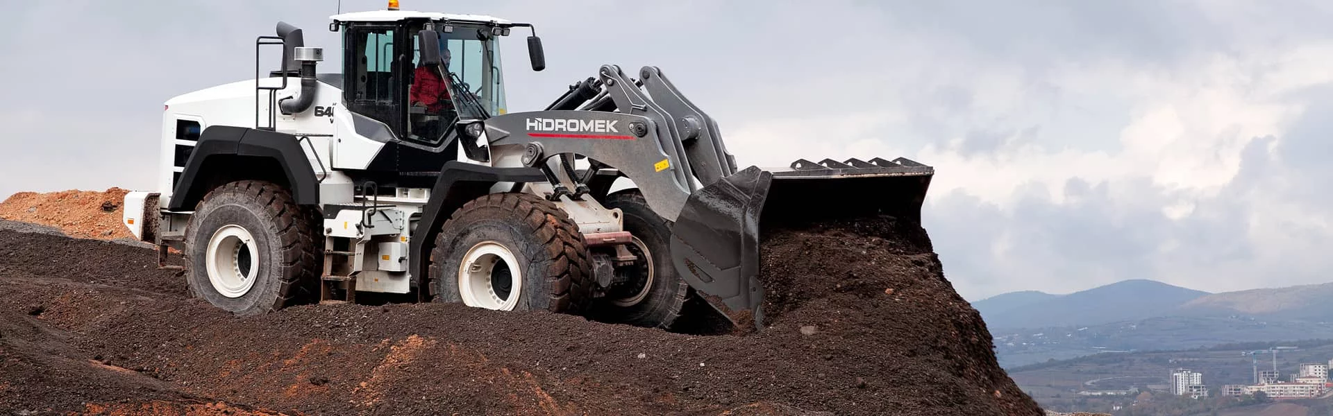 Chargeuse sur pneus de la marque Hidromek en action