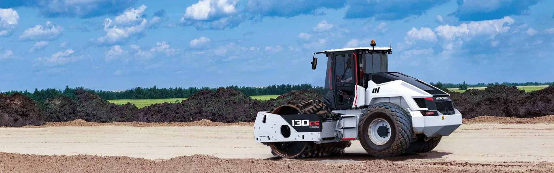 Compacteur de sol de la marque Hidromek, modèle 130CS sur le terrain