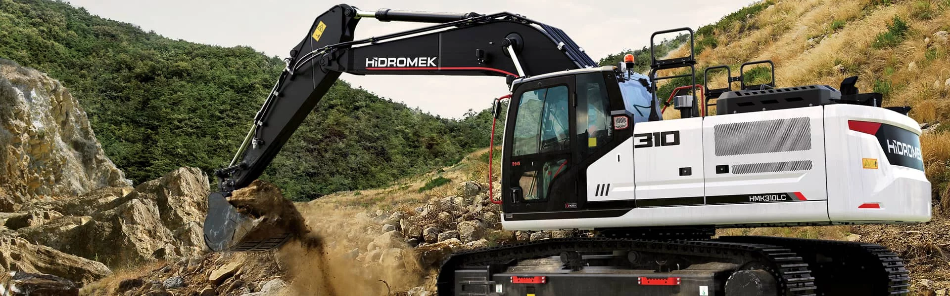 Pelle sur chenilles de la marque Hidromek sur le terrain