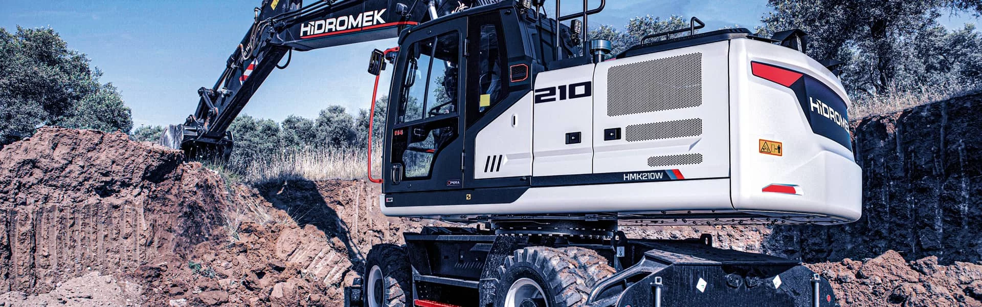 Pelle sur pneus de la marque Hidromek, modèle 210 W sur chantier
