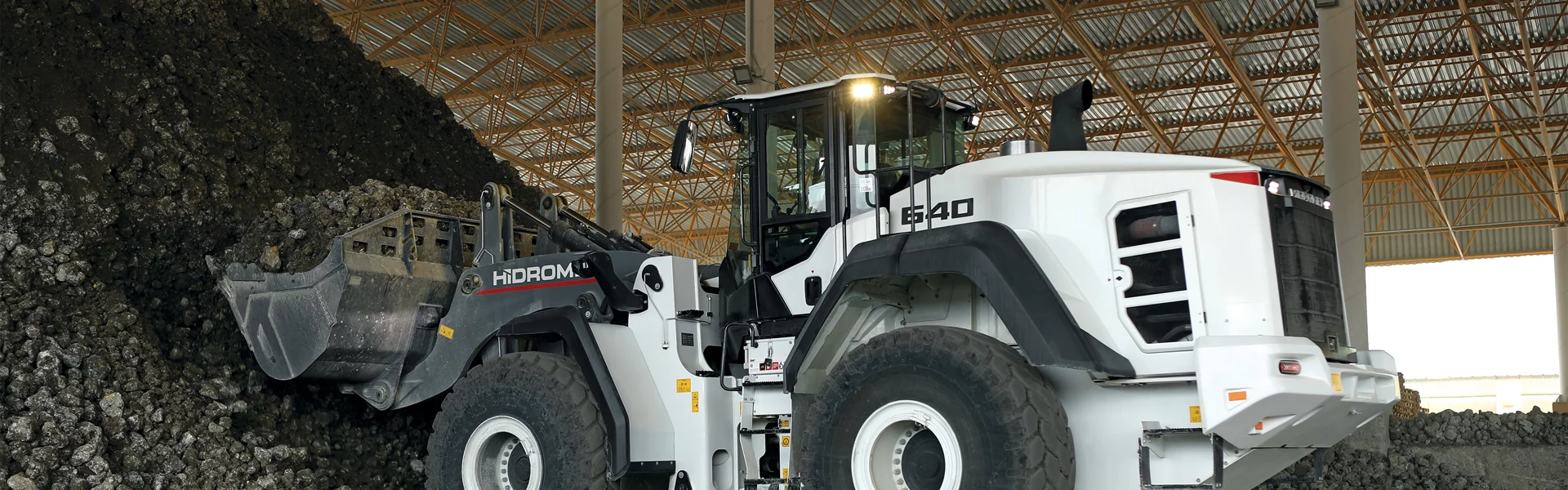 Chargeuse sur pneus de la marque Hidromek, modèle HMK 640 WL