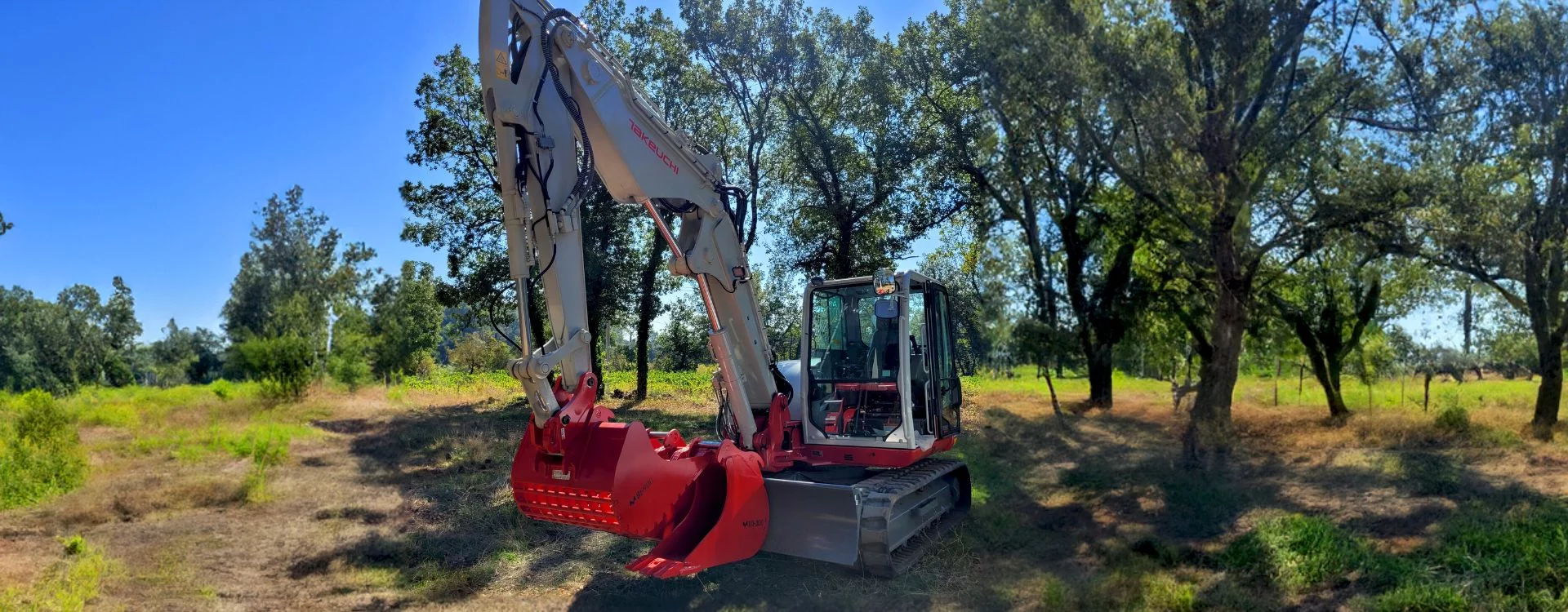 Midi pelle Takeuchi sur le terrain