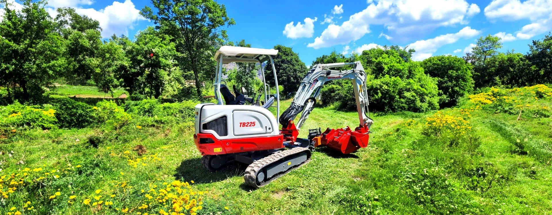 Mini pelle Takeuchi en plein champ