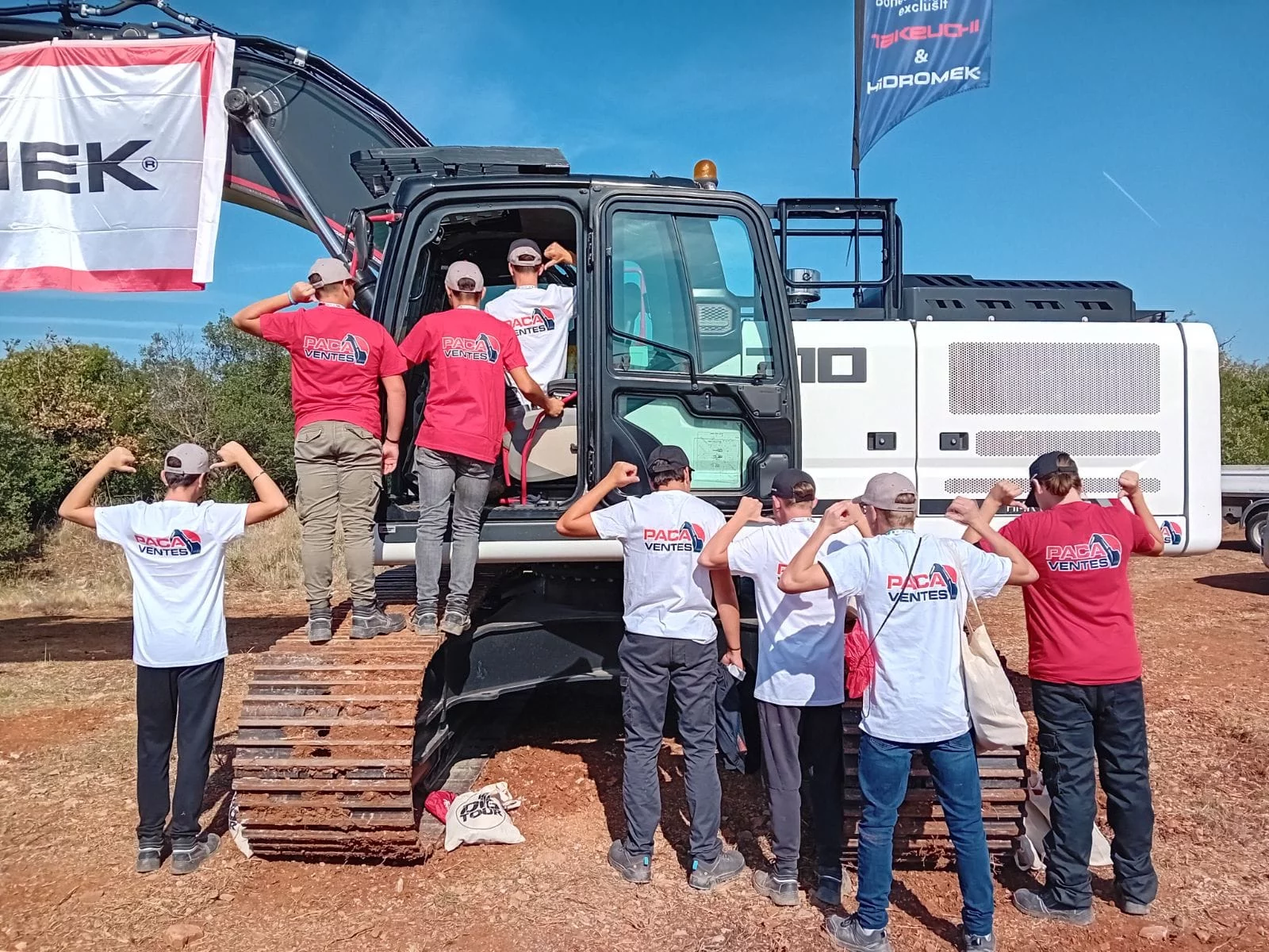 élèves de la section CETPC du lycée professionnel Gallieni avec des tee shirt Paca Ventes au Dig TOUR