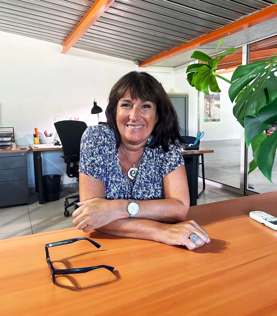 Portrait de notre administratrice des ventes, Carole, à son bureau